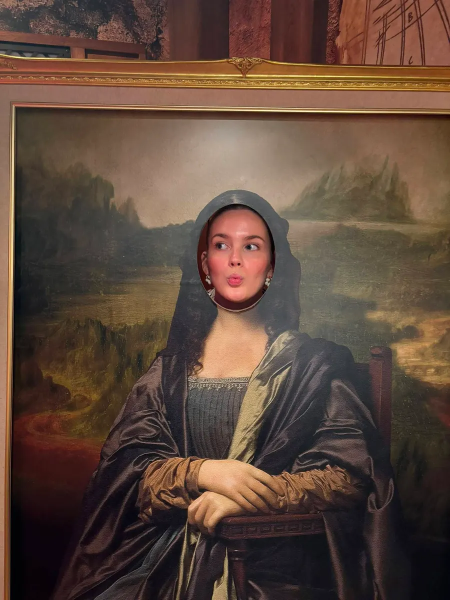 Brandbeet team member posing with a classical portrait
